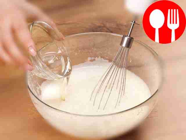 Влейте в смесь растительное масло и хорошо...