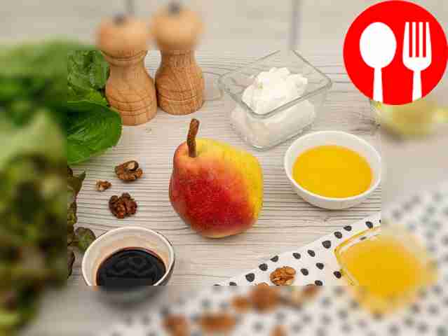 Помойте листья салата и обсушите их бумажными...