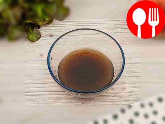 Смешайте в миске ингредиенты для заправки:...