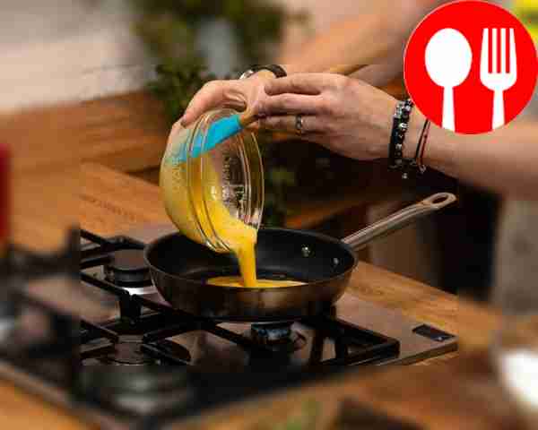Pour the yolk part into the pan in a thin...