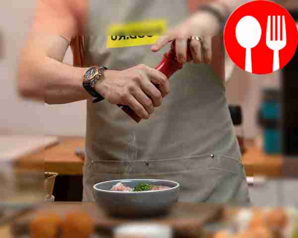 Из мясорубки пропустите индейку, бекон, чеснок...