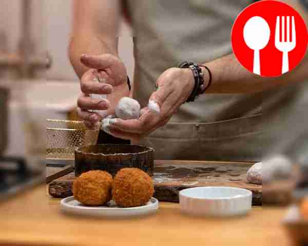 Разделите готовый фарш на шесть одинаковых...