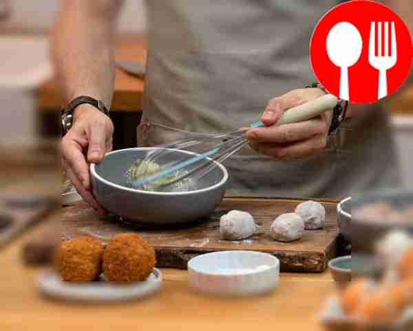 Взбейте два яйца для панировки, подготовьте...