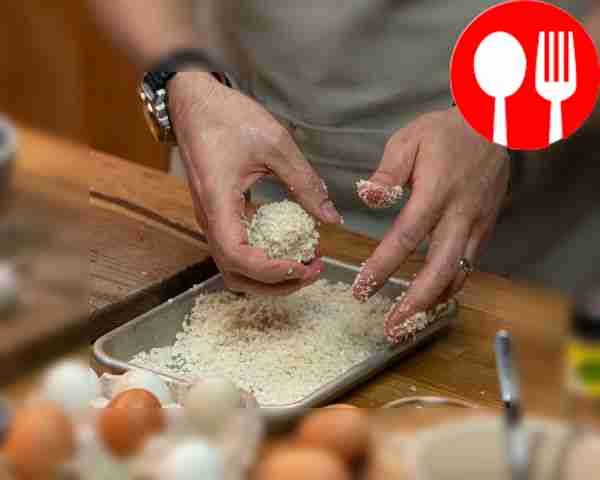 Припылённые мукой яйца окунайте по очереди:...