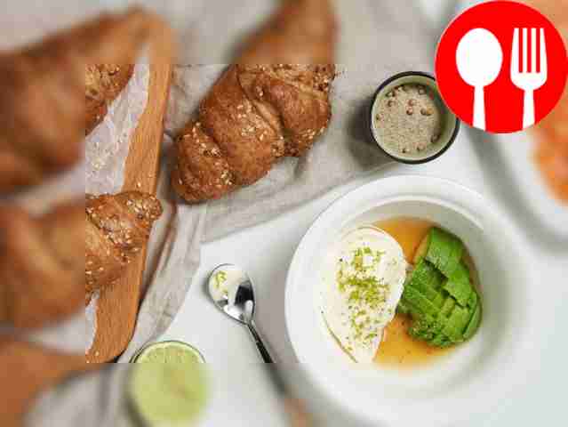 Prepare the croissant sauce. Cut the avocado...