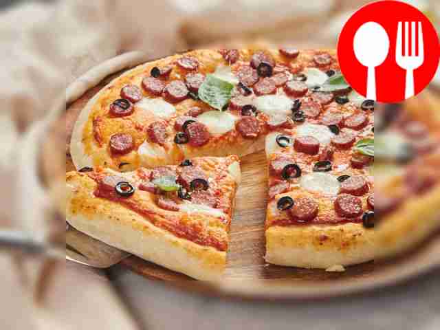 Пицца с охотничьими колбасками и пармезаном