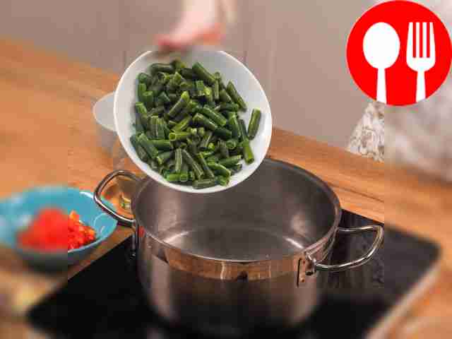 Отварите стручковую фасоль: доведите воду до...