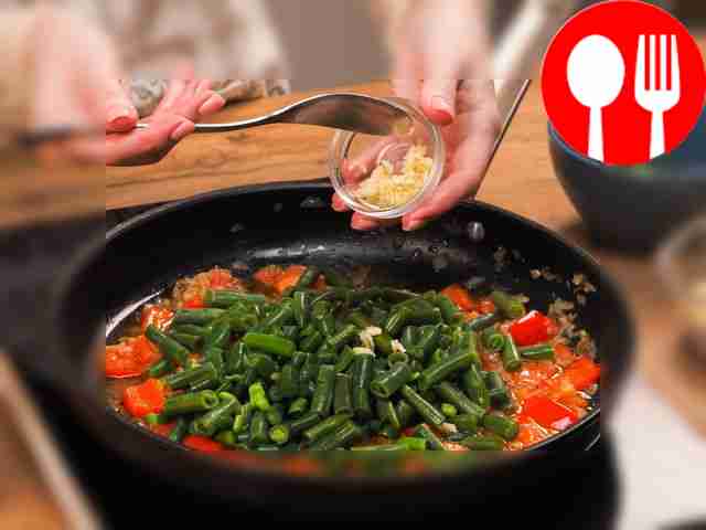 Приготовьте лобио: добавьте отваренную...