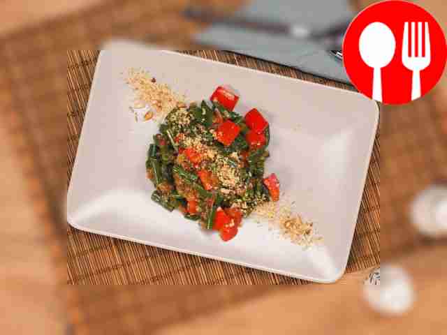 Посыпьте готовое блюдо измельчёнными грецкими орехами.