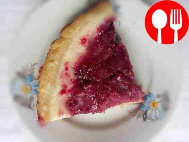 Delicate sour cream pie with berries