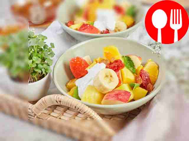 Фруктовый салат с манго и греческим йогуртом