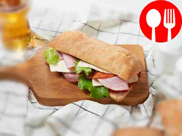 Большой итальянский сэндвич на чиабатте с томатным соусом