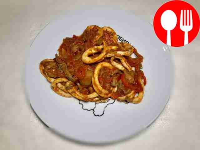 Рагу из кальмаров с овощами и вешенками