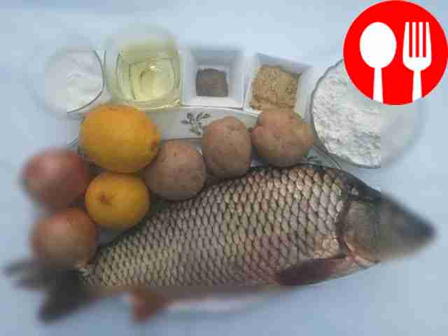 Промойте рыбу под струёй воды и снимите чешую....