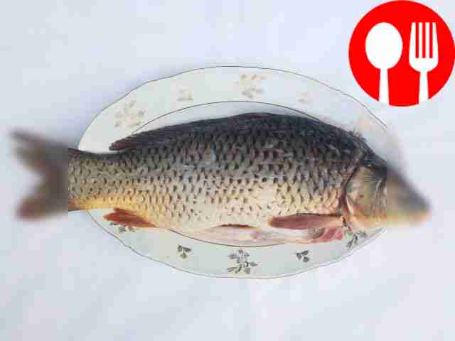 Очищенного карпа посыпьте лимонным соком и...