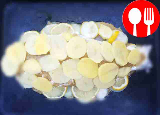 Смажьте форму для запекания маслом и влейте...