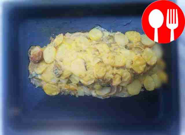 Разогрейте духовку до 180 °C и выпекайте рыбу...