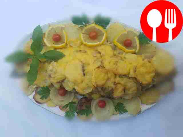 Подавайте целого карпа с лимоном на большом...