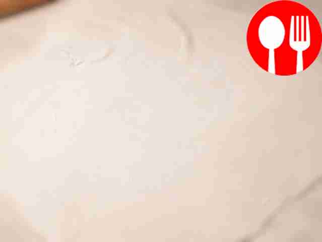 Разделите тесто на две части и раскатайте...