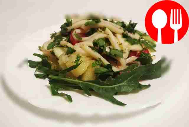 Ароматная рукола с кальмарами