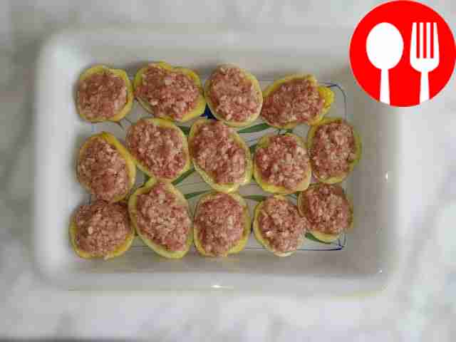 Fill the fried potato halves with minced meat...