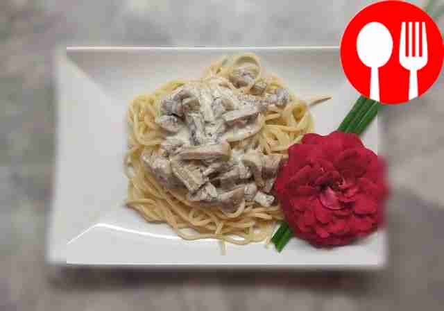 Delicious spaghetti with mushrooms in sauce