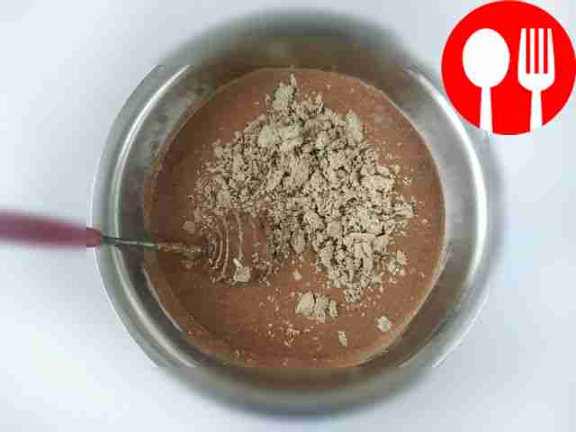 Нарежьте халву на кусочки и вмешайте их в...