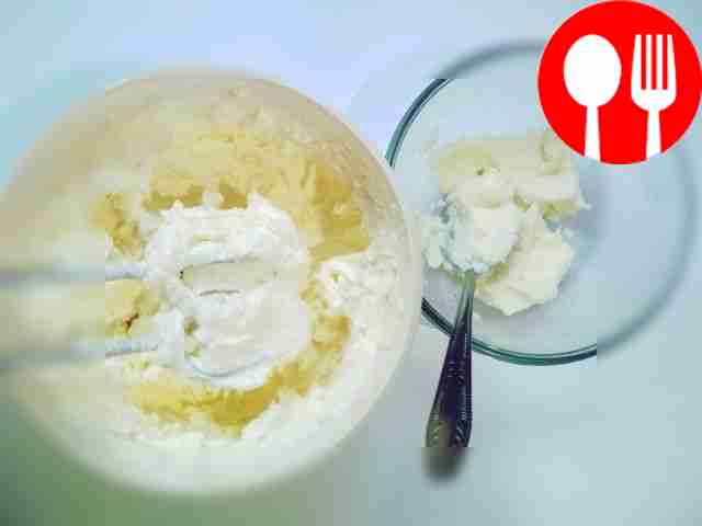 Приготовьте крем. Взбейте яйца, сахар и...