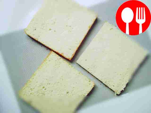 Соберите торт: разрежьте бисквит на три коржа....