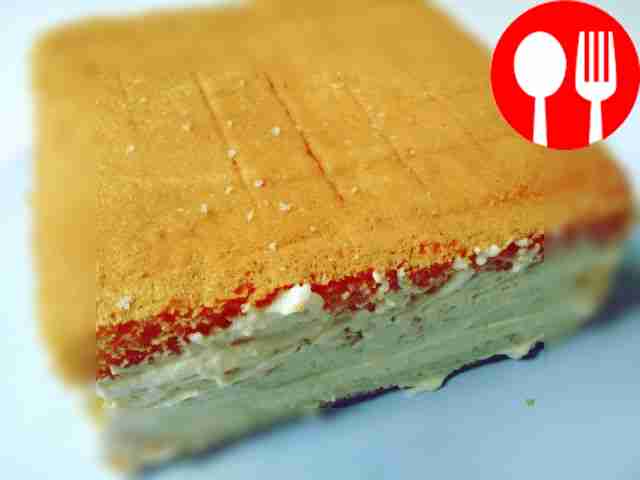 Украсьте торт: растопите шоколад. При помощи...