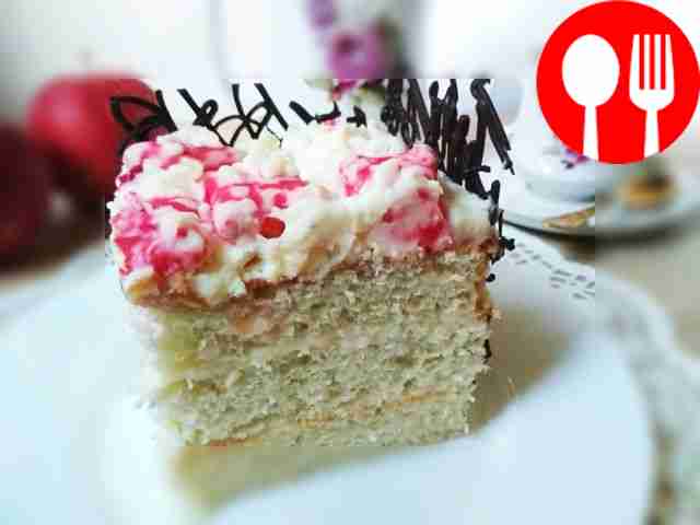 Разрежьте торт на порционные кусочки и...