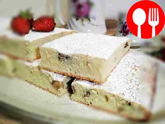 Mannik with sour cream and strawberries