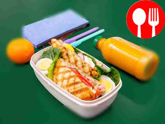 Sandwich with tuna and vegetables