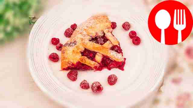 Yeast pie with raspberries