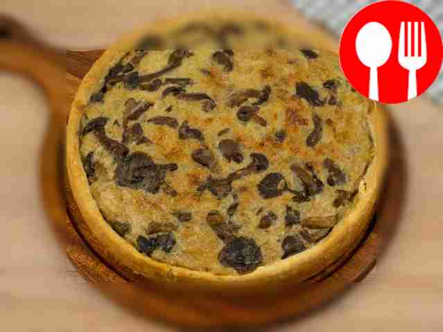 Поставьте пирог в духовку и выпекайте примерно...