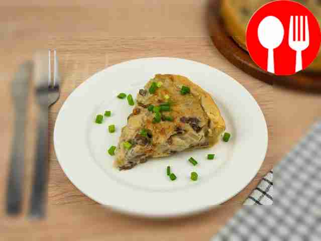 Подавайте пирог с грибами, украшая его тонко...