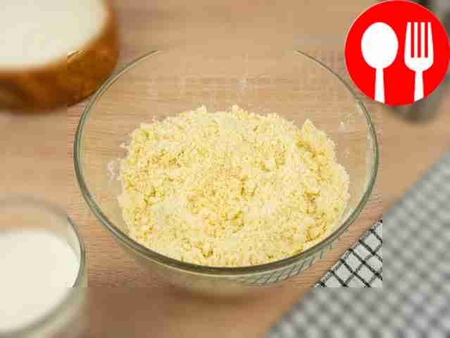 Всыпьте муку и соль. Растирайте масло с сухими...