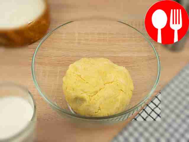 Добавьте сметану и замесите эластичное тесто....