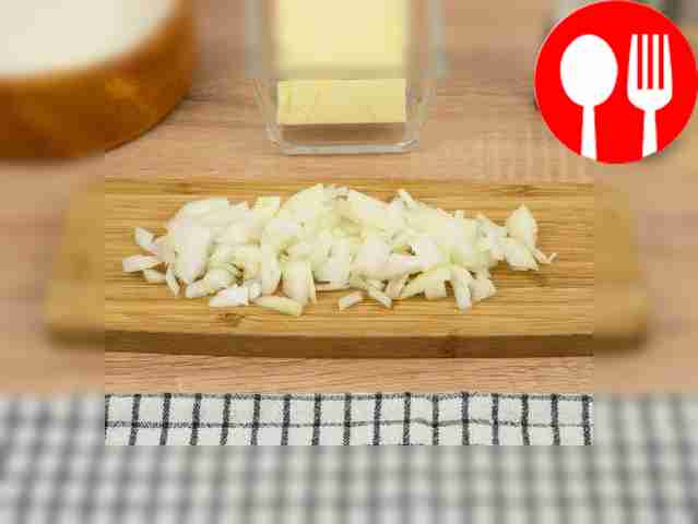 Параллельно мелко нашинкуйте репчатый лук.