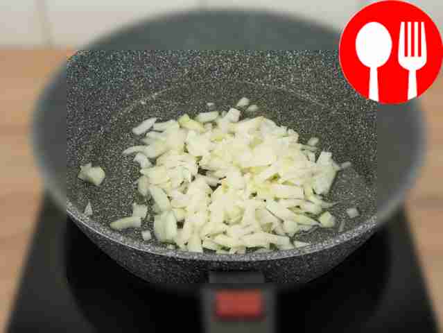 Нагрейте растительное масло в сковороде и...