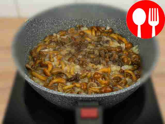 Кладите грибы в сковороду и жарьте ещё 5...