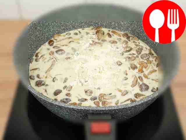 Влейте сливки в сковороду и всыпьте муку....