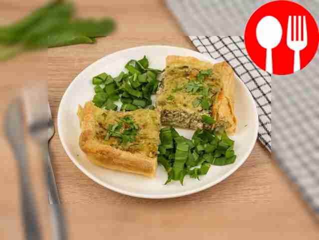 Garnish the pie with fresh chopped spinach....