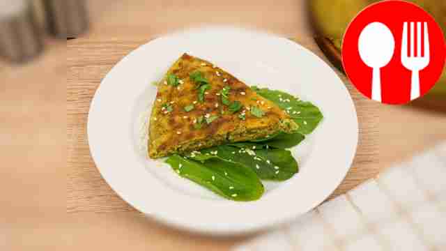 Pie with sorrel in a frying pan