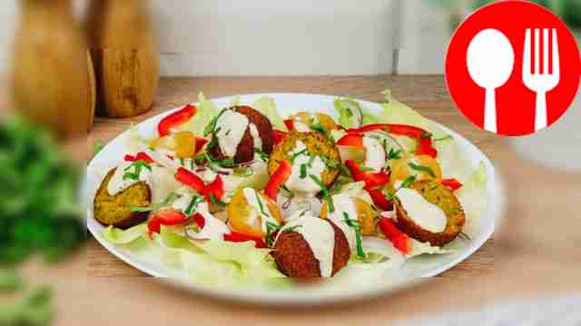 Салат с фалафелем