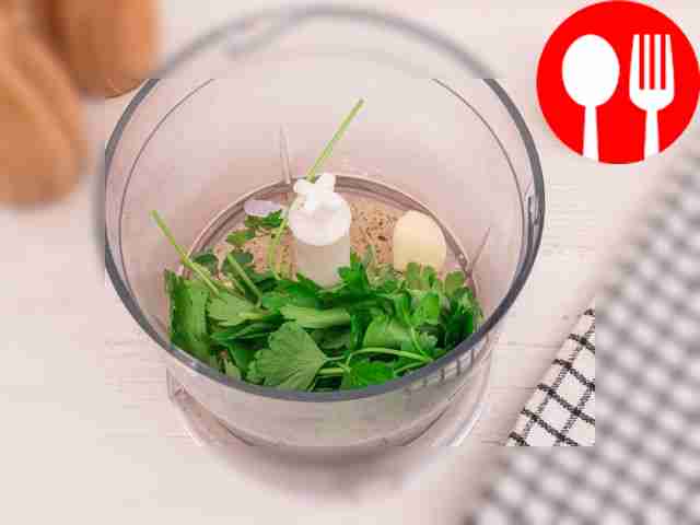 В чашу блендера влейте немного растительного...