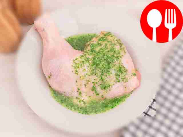 Перелейте смесь из блендера в глубокую тарелку...