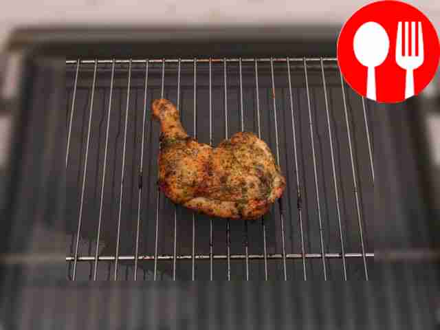 Запекайте курицу в духовке, прогретой до 200...