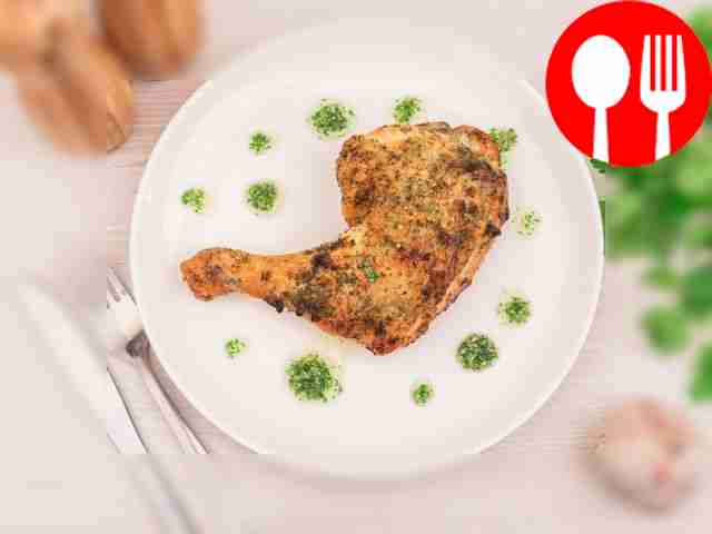 Разложите куриные окорочка по красивой...