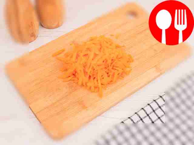 Grate the carrots on a coarse grater.